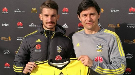 Socceroo signs for Phoenix reunion