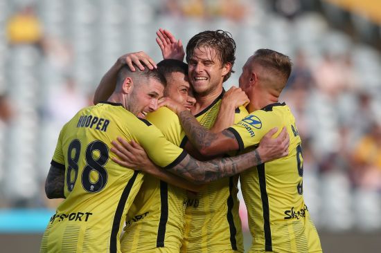 Phoenix Hammers Central Coast Mariners 3-1 At Gosford